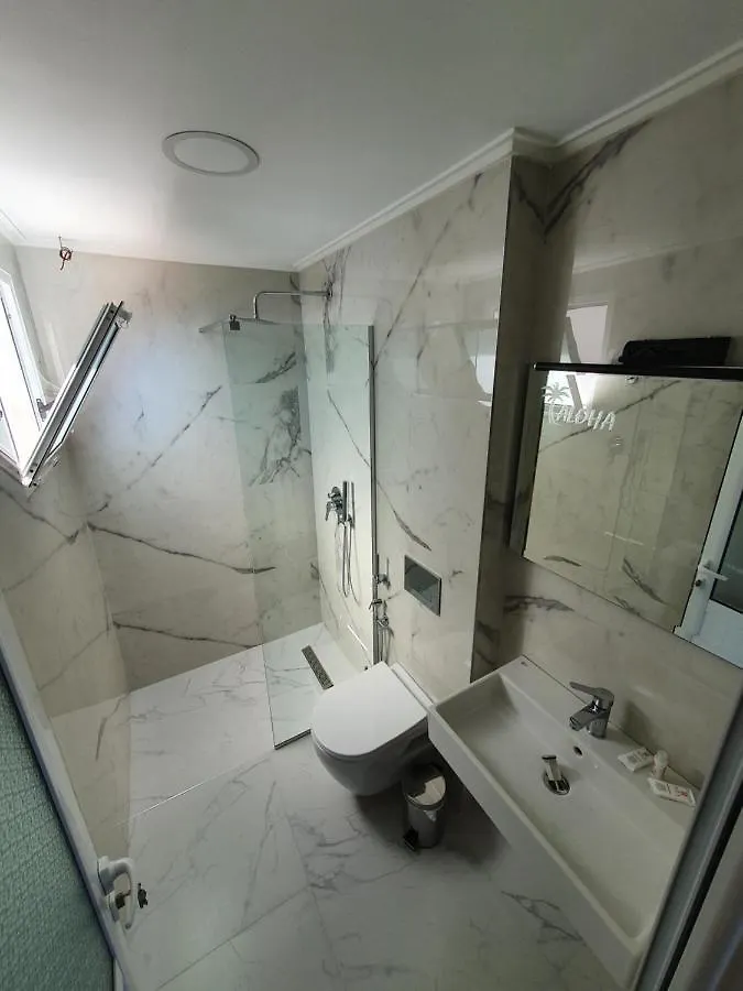 Hotel Aloha Sarande 3*,